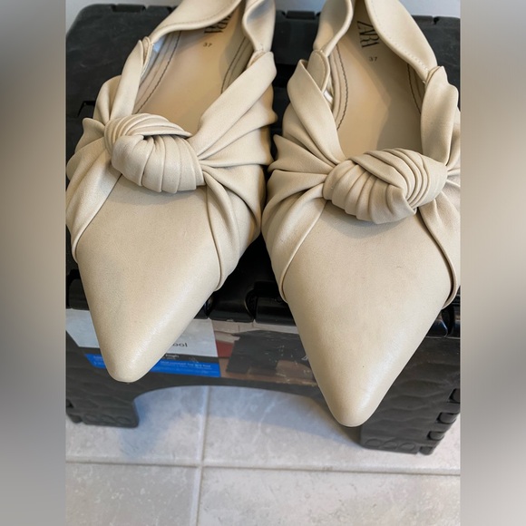 Zara taupe pointy toe flats, size 37 - Picture 4 of 4